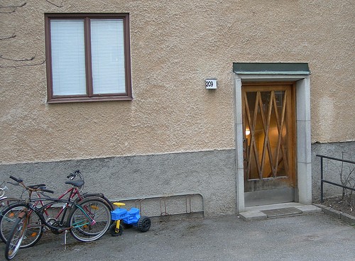 Skebokvarnsvägen in April 2007